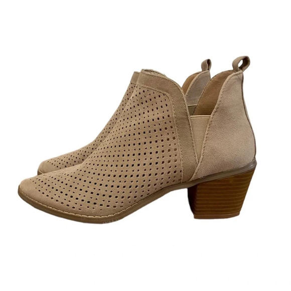 Women’s Tiki Tan Split Ankle Suede Booties Size 7 New - Picture 1 of 12